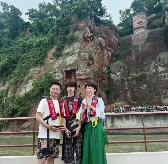 但跟这帮老, 一点不像八