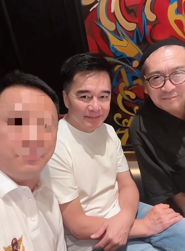 默坐旁边